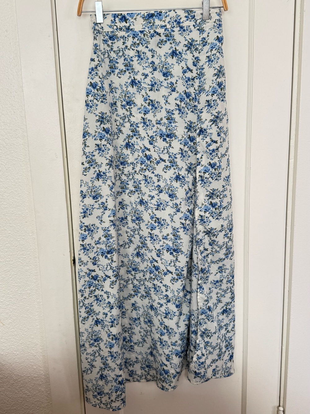 🌷3/15🌷 SHEIN White Maxi Skirt with Blue Floral Print